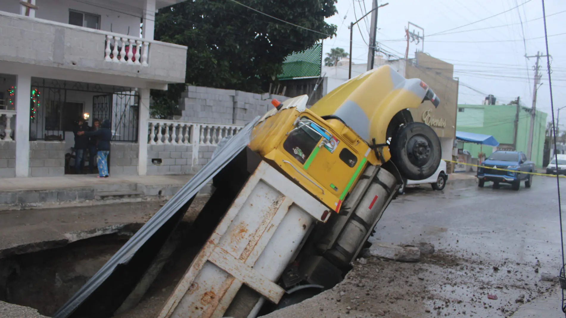 Camión se hunde por enorme socavón formado en la colonia Enrique Cárdenas de Tampico Mario Cruces (1)